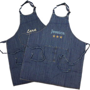 Broderet forklæde i denim Broderet forklæde i denim