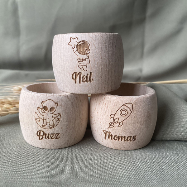Graveret servietring i træ – kosmosdesign Graveret servietring i træ – kosmosdesign
