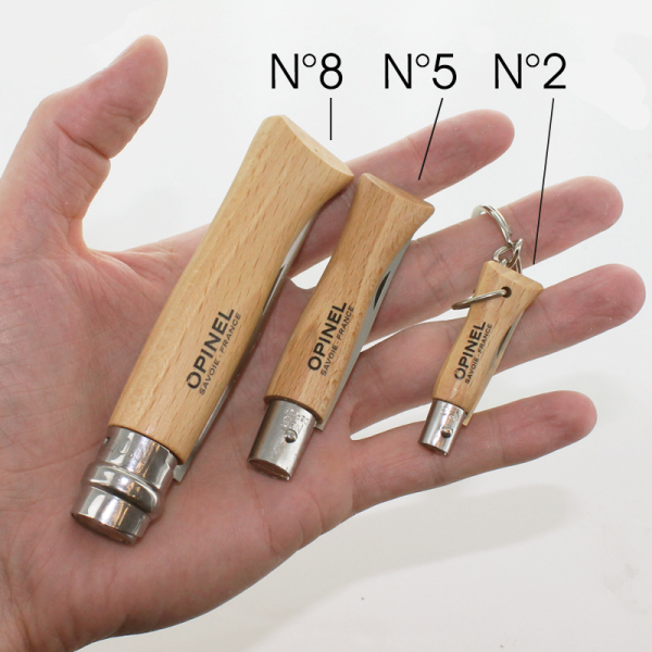 Indgraveret Opinel nr. 8-kniv i oliventræ Indgraveret Opinel nr. 8-kniv i oliventræ