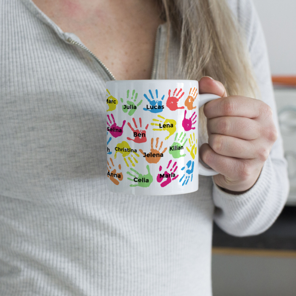 Krus med børnehænder, der er personaliseret med deres fornavn Krus med børnehænder, der er personaliseret med deres fornavn