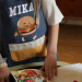 Personligt børneforklæde Hamburger Personligt børneforklæde Hamburger