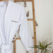 Broderet kimono-badekåbe 420 g Broderet kimono-badekåbe 420 g