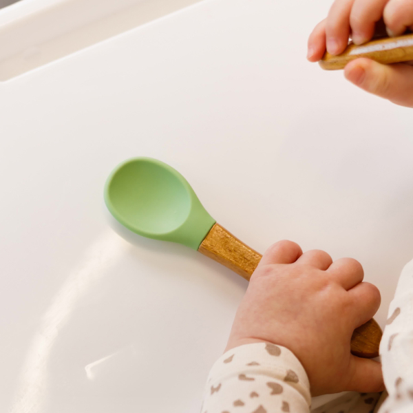 Babybestik i silikone og tr&aelig; med indgraveret design