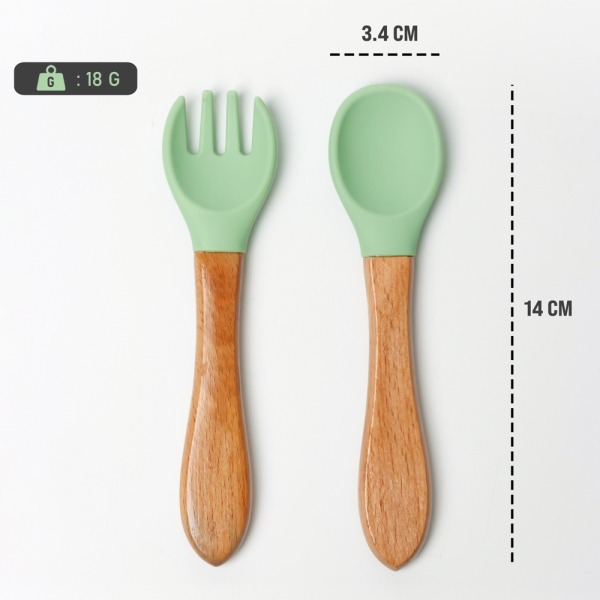 Babybestik i silikone og tr&aelig; med indgraveret design