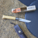 Indgraveret Opinel nr. 8-kniv i oliventræ Indgraveret Opinel nr. 8-kniv i oliventræ
