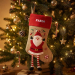 Julesok med broderede julefigurer og navn