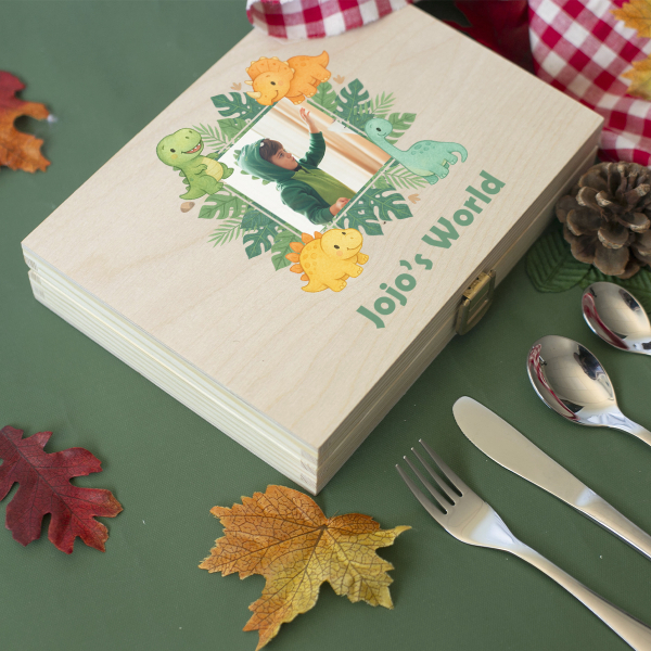 Personligt b&oslash;rnebestiks&aelig;t med dinosaurer og foto